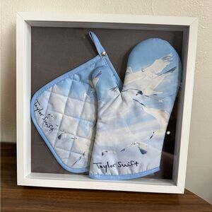 Taylor Swift 1989 oven mitts!